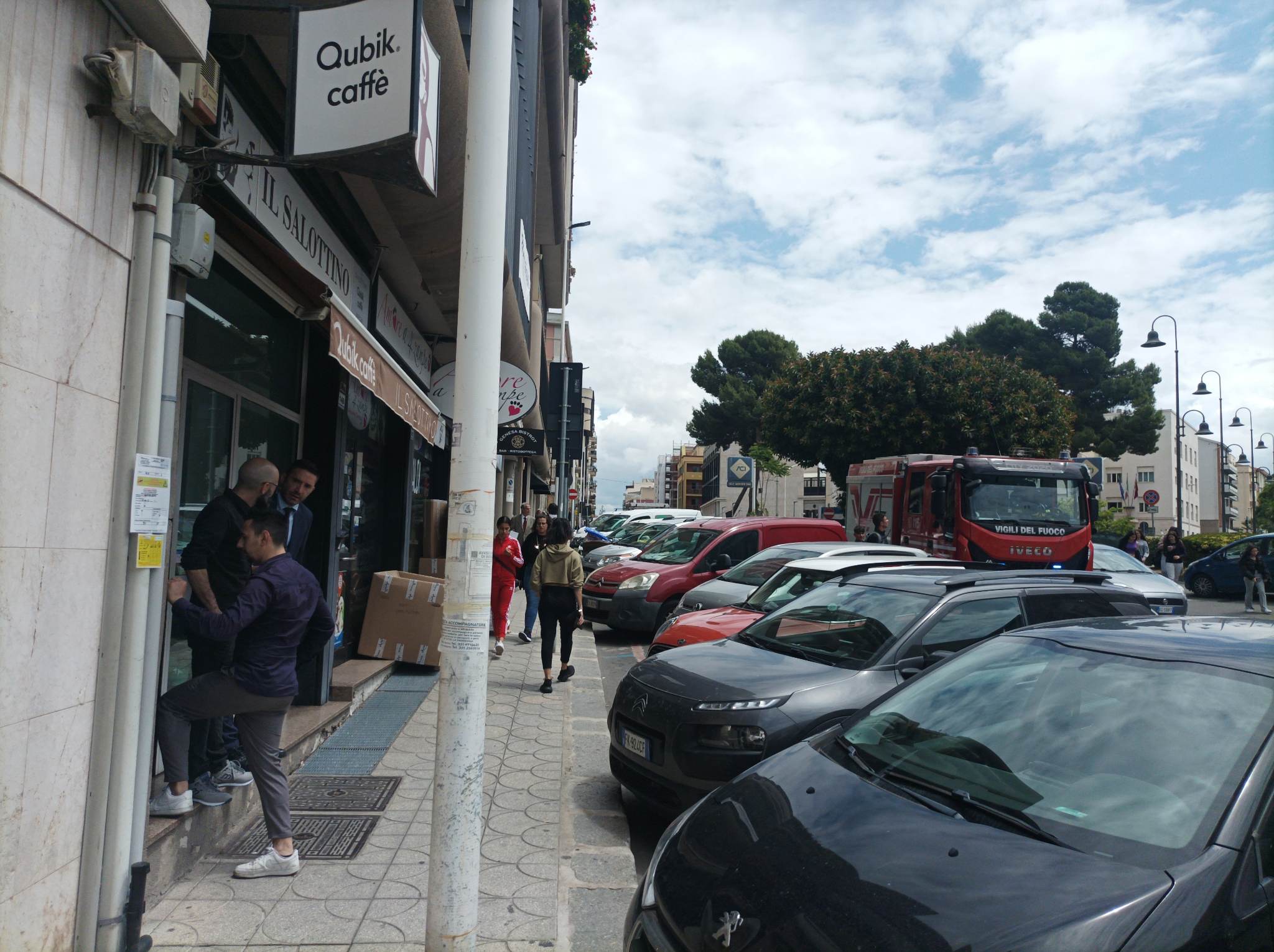Cagliari, blackout improvviso in via Tuveri: negozi ko e anziani intrappolati in ascensore