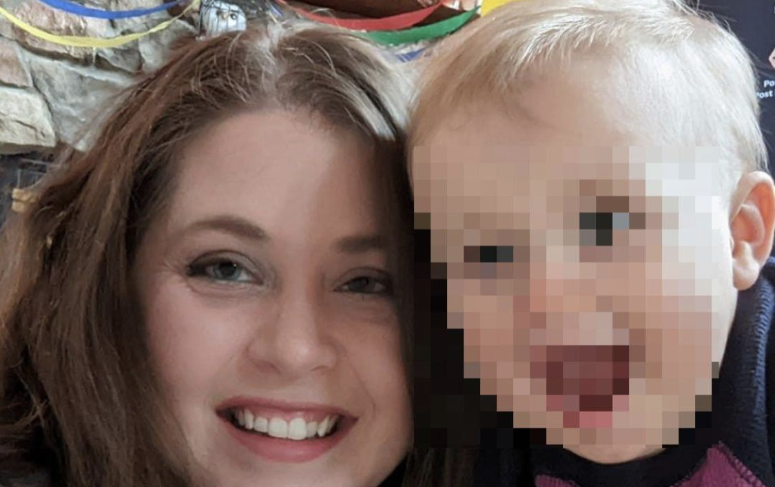 Un bimbo di due anni trova la pistola del padre e uccide la madre incinta di 8 mesi