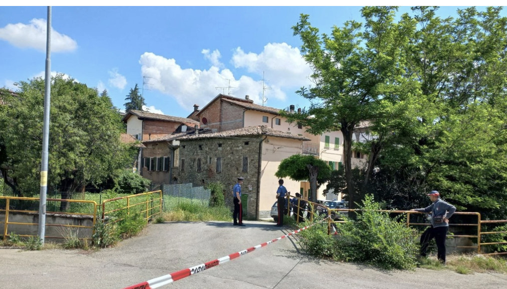 Tragedia della solitudine, uccide la moglie malata e si ammazza lanciandosi dal tetto