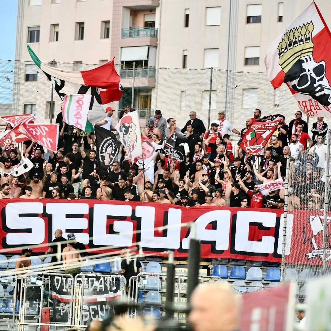 Lanci di fumogeni e bengala durante Cagliari-Bari, multa di 10mila euro ai sardi e di 6mila ai pugliesi