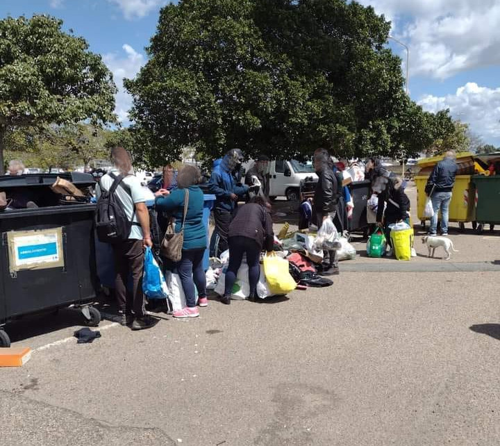 Cagliari, guerra tra poveri e sciacalli al mercatino: “Rovistano nei cassonetti per rivendere vestiti e libri”