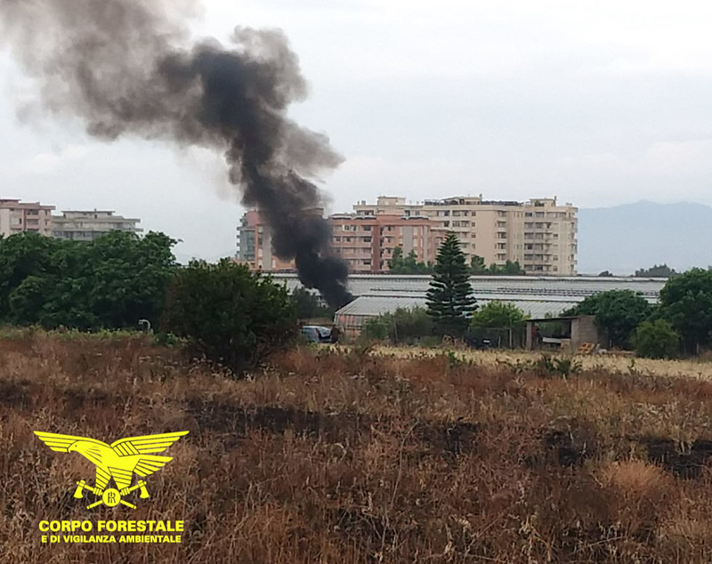 Smaltimento illecito di teloni e plastica: due denunce a Sestu e Uta