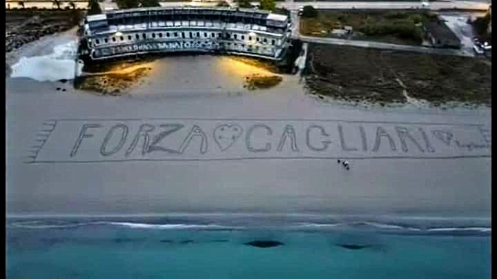 Delirio rossoblù, l’Isola in festa e al Poetto spunta una lunga sciarpa disegnata nella sabbia