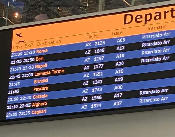 Voli in ritardo o cancellati e overbooking: l’odissea dei sardi per raggiungere o lasciare l’Isola