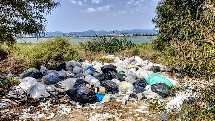Scempio a Santa Gilla, sepolta dai rifiuti