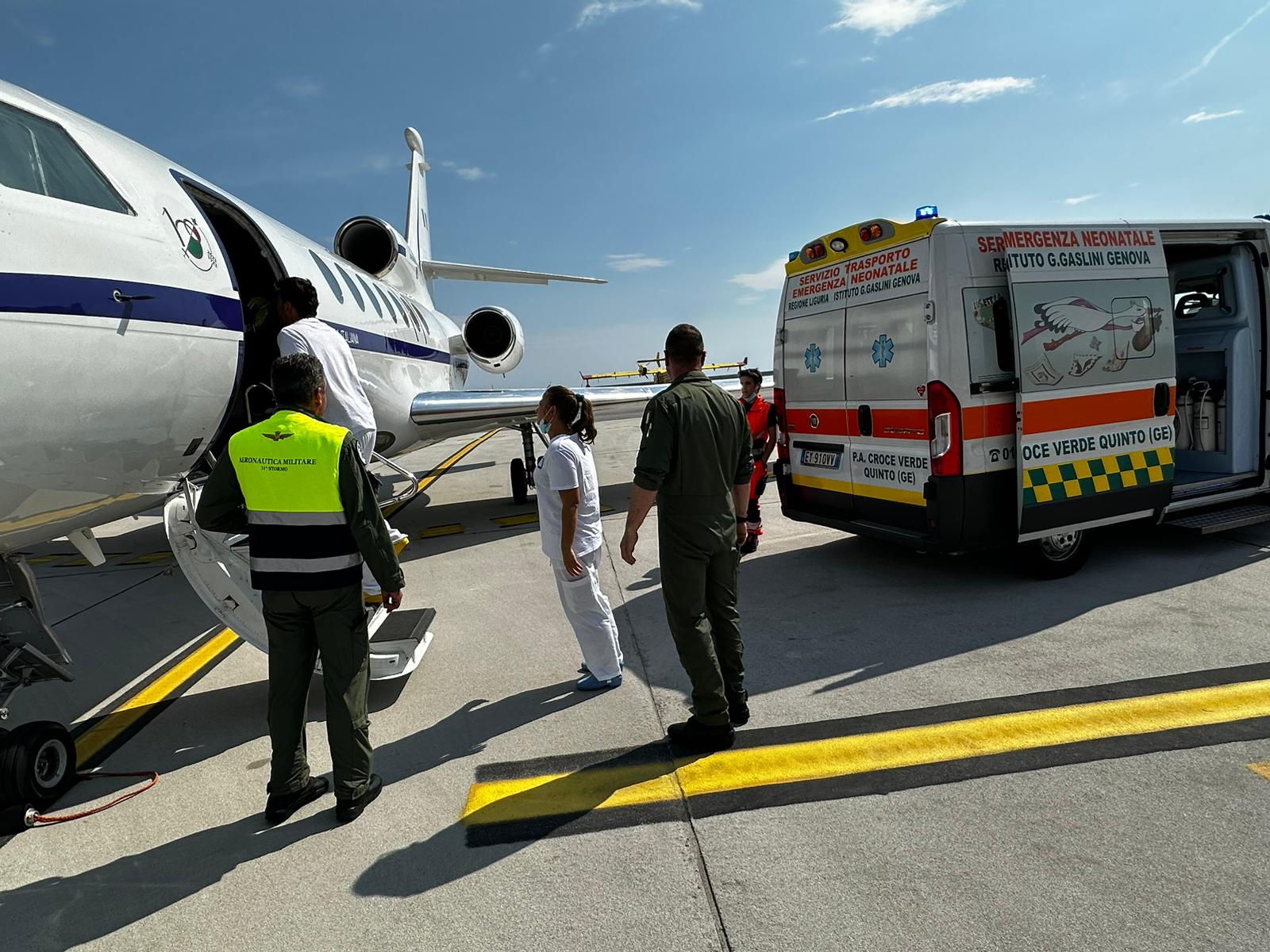 Nato da un giorno e in pericolo di vita, scatta il trasporto urgente dalla Sardegna a Genova