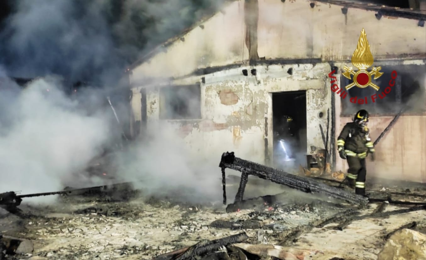 Il fuoco devasta L’Agrifoglio a San Giovanni Suergiu, dolore e rabbia: “Non abbiamo sospetti e ci rialzeremo”