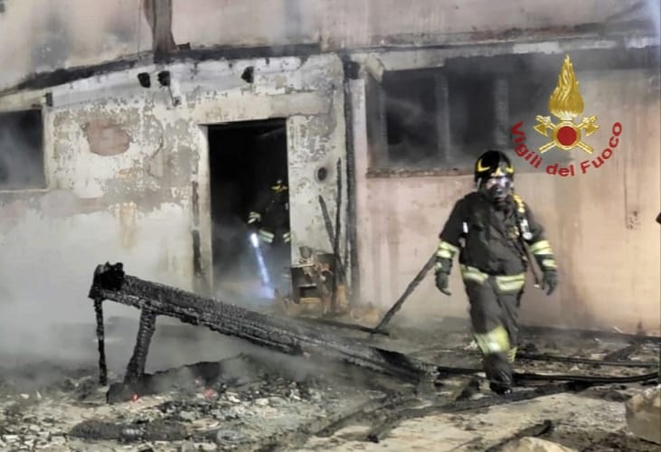 Incendio in un agriturismo a San Giovanni Suergiu, vigili del fuoco a lavoro per tutta la notte