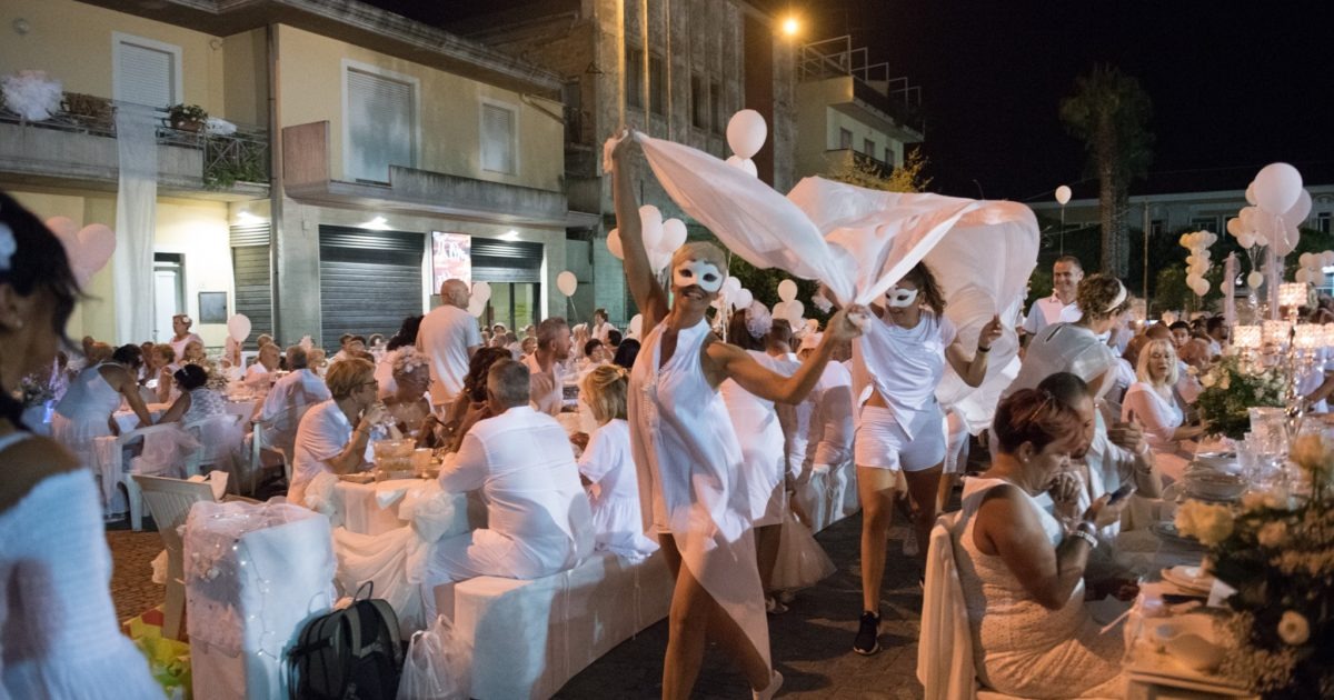 Ognuno porta qualcosa e location a sorpresa: arriva a Cagliari la “Cena in Bianco”