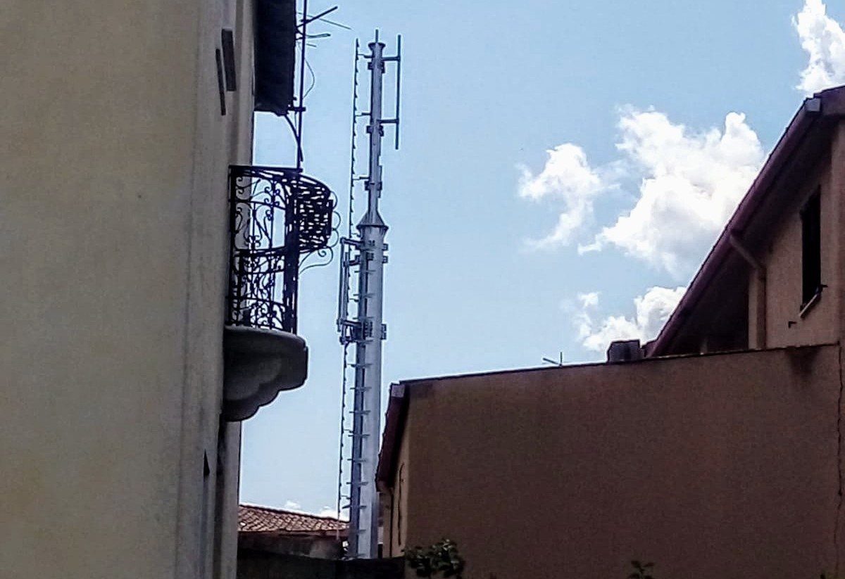 Antenna 5G in pieno centro storico, cittadini in rivolta a Sarroch