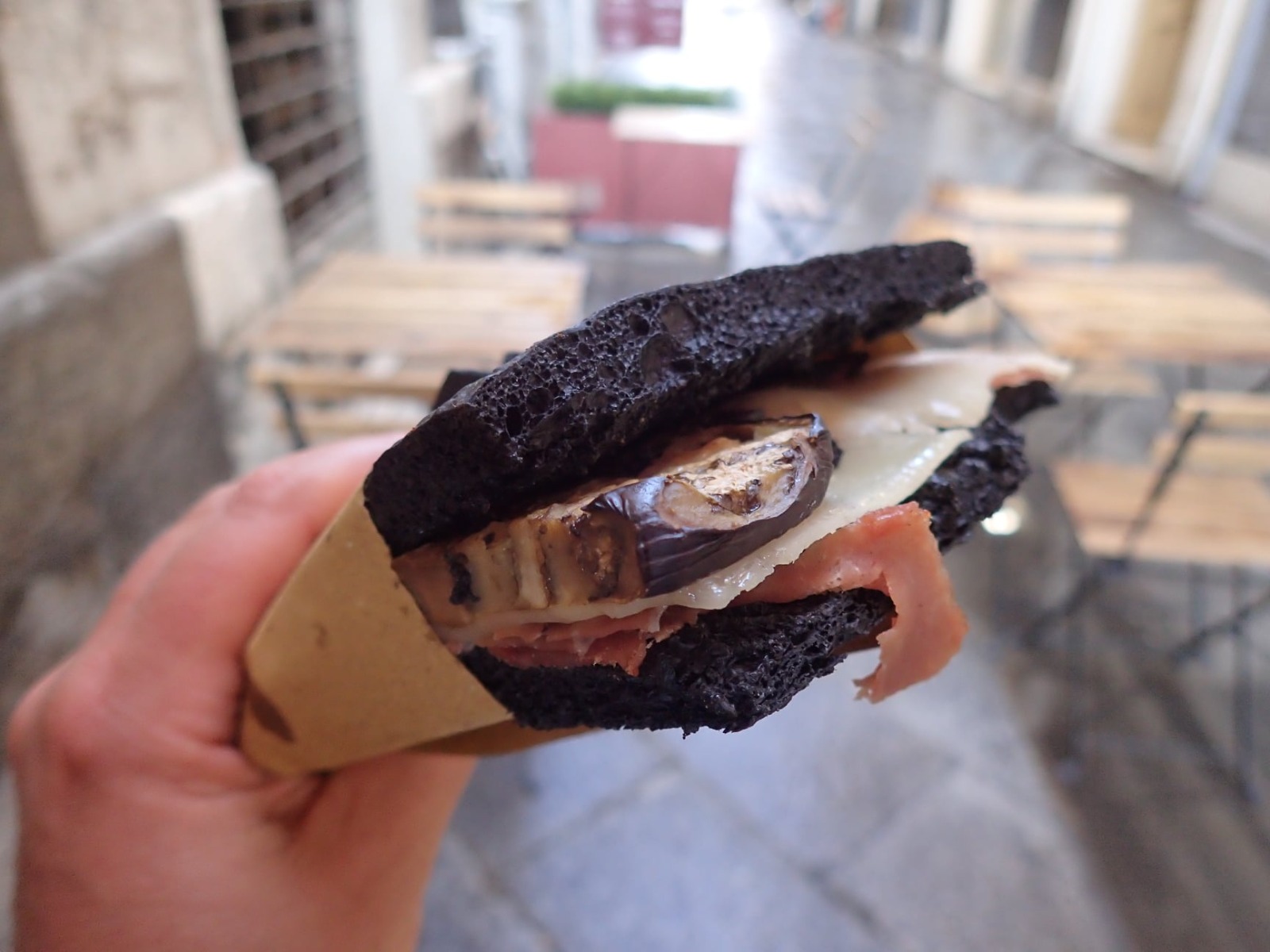 Movida a Cagliari, troppi tavolini in strada: stangata per il “Gransole” di via Barcellona