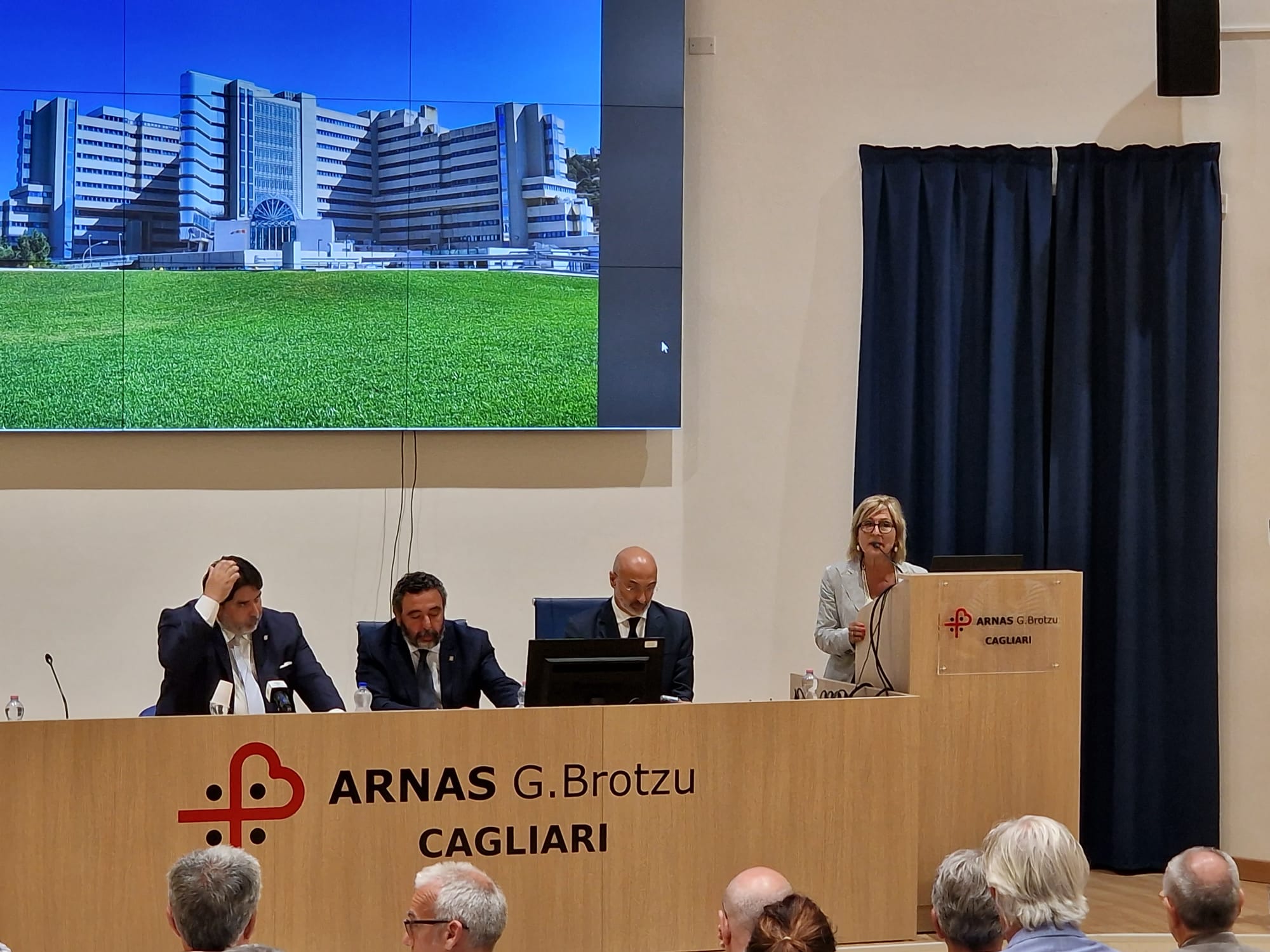 Solinas al Brotzu difende i nuovi ospedali e attacca Truzzu: “Sant’Elia? Una provocazione, il Comune non dà risposte”