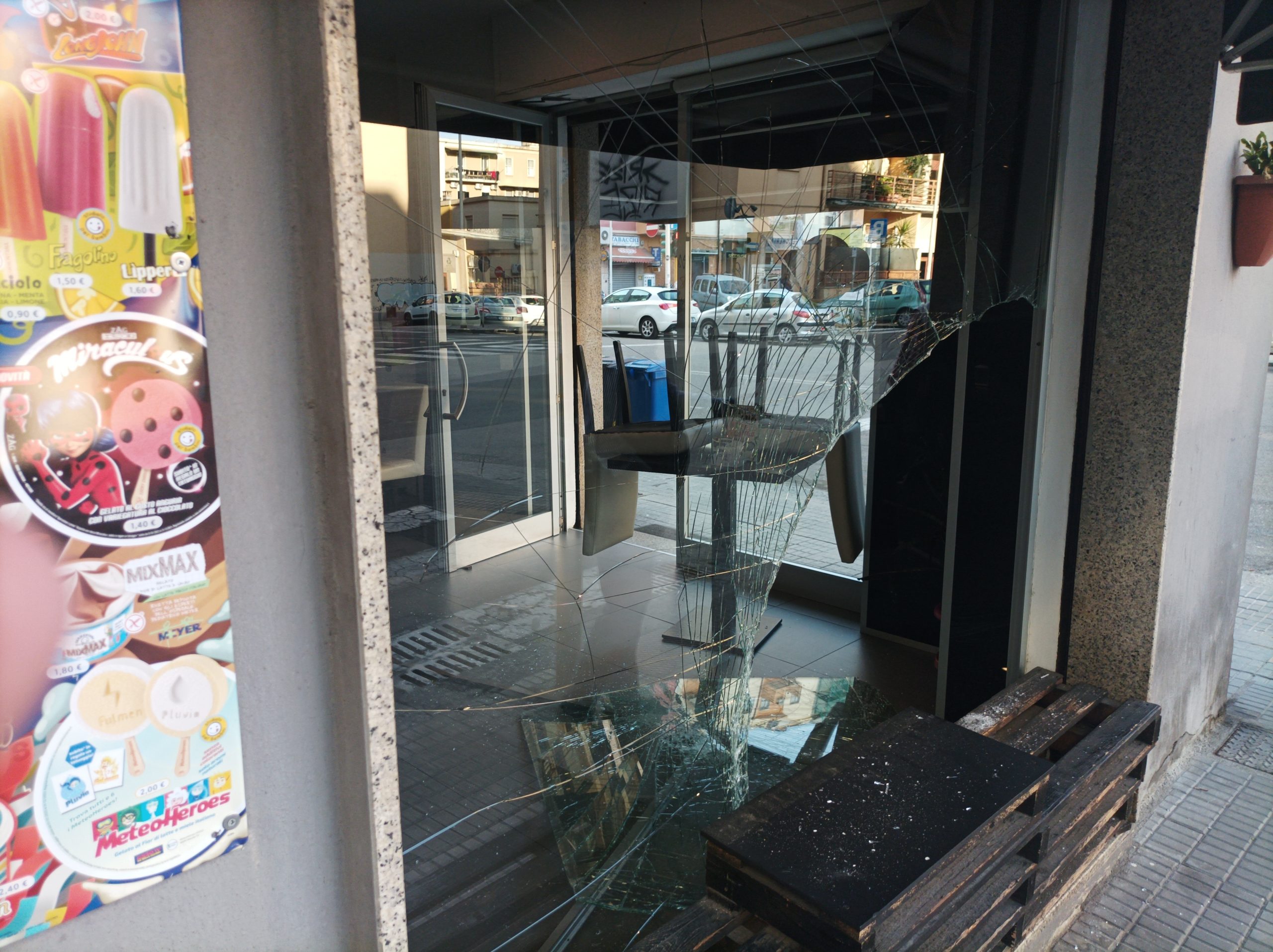 Cagliari, malviventi scatenati in centro: furto con spaccata al Caffè Michelangelo