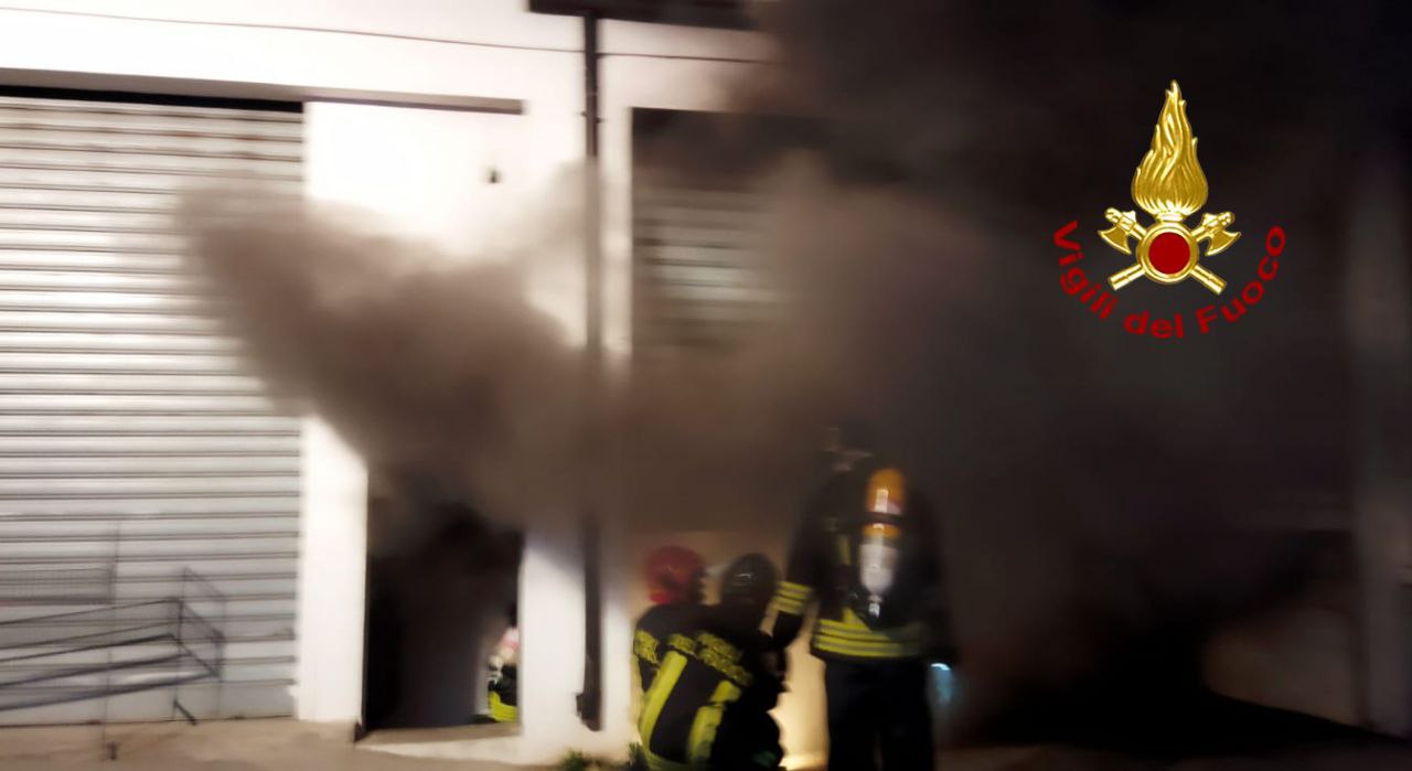 Attentato incendiario a Lanusei, distrutti la cella frigo e l’autonegozio ambulante di un imprenditore