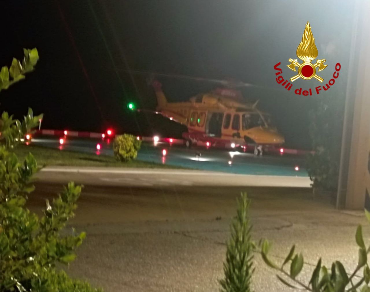 Si ribalta con l’auto e rimane schiacciato, 23enne in gravi condizioni al Brotzu