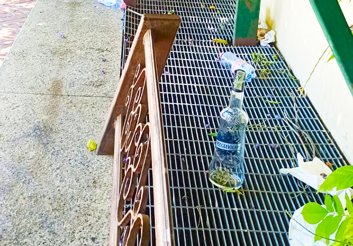 Bottiglie e rifiuti in piazza Europa a Muravera, lo stop del sindaco: “Ora tolleranza zero”