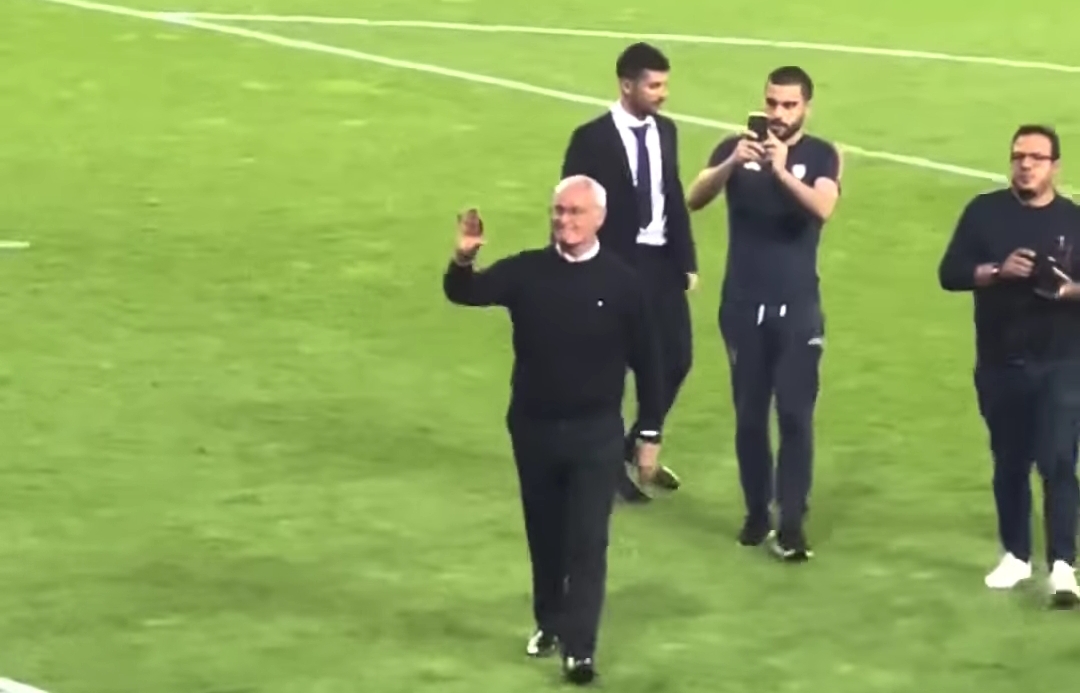 Ranieri da solo dai tifosi rossoblú in delirio a Parma, caroselli di auto a Cagliari