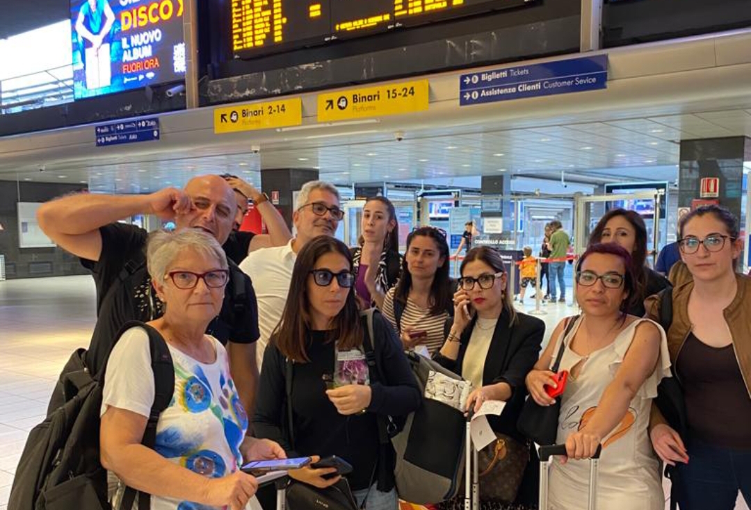 Volo Napoli-Cagliari cancellato all’ultimo, tanti sardi infuriati: “Primo aereo utile martedì sera da Roma”