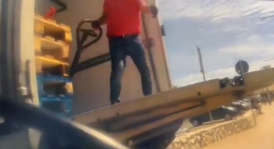 La rabbia di un ciclista sul lungomare di Quartu: “Camion che scaricano, troppi rischi”