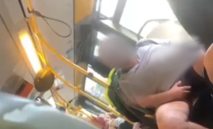Cagliari, si tocca con insistenza le parti intime sul bus: “Avvisate sempre il conducente”