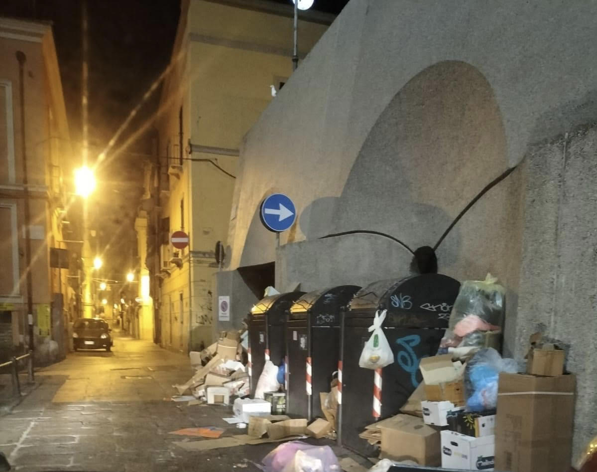 Cagliari, per cittadini e turisti movida alla Marina fra cumuli di rifiuti e cattivi odori