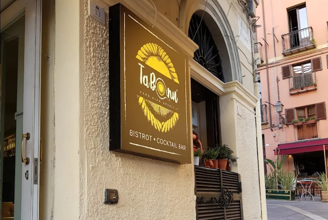 Cagliari, fioriere abusive in piazza Yenne: stop ai tavolini all’aperto per 6 giorni al locale “Ta Bonu”