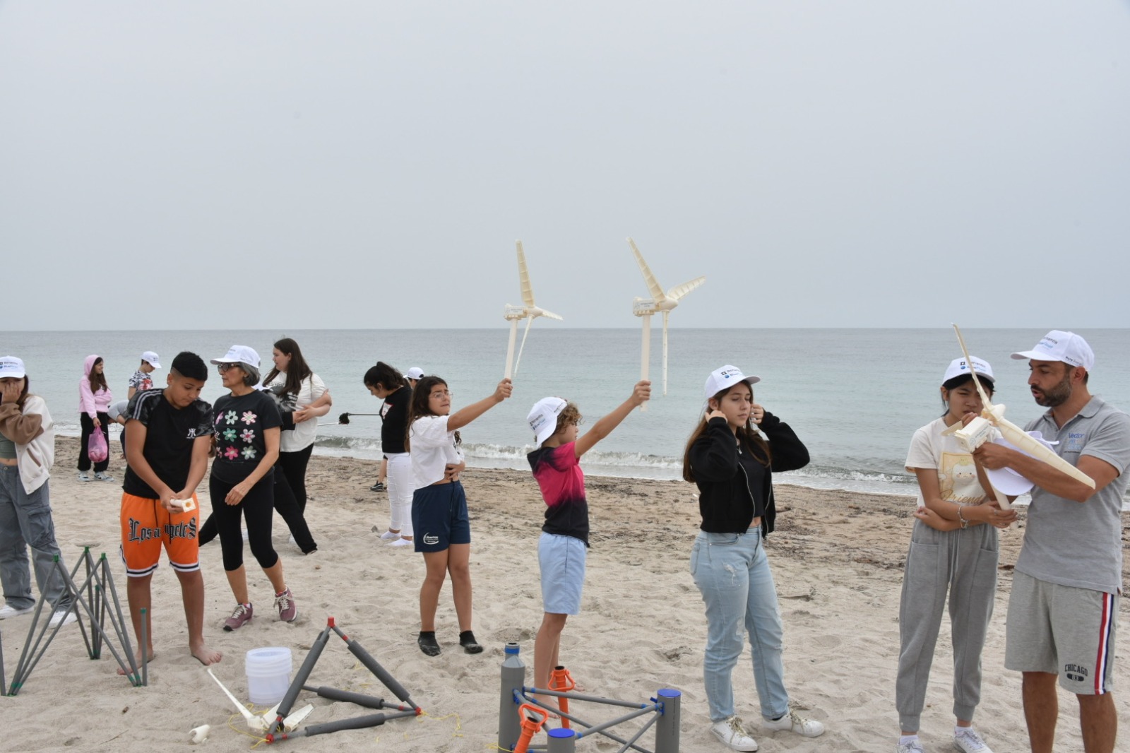 Tutti in spiaggia a costruire pale eoliche per un futuro più pulito: al Poetto di Quartu all’opera 60 bambini