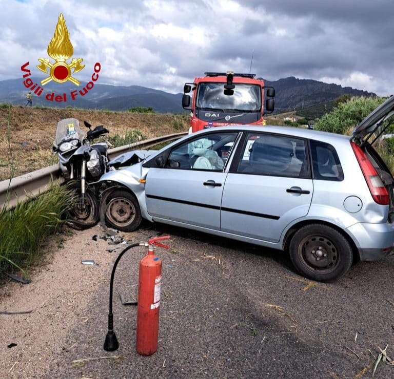 Schiacciato da un’auto contro il guardrail, centauro ricoverato in codice rosso in Sardegna
