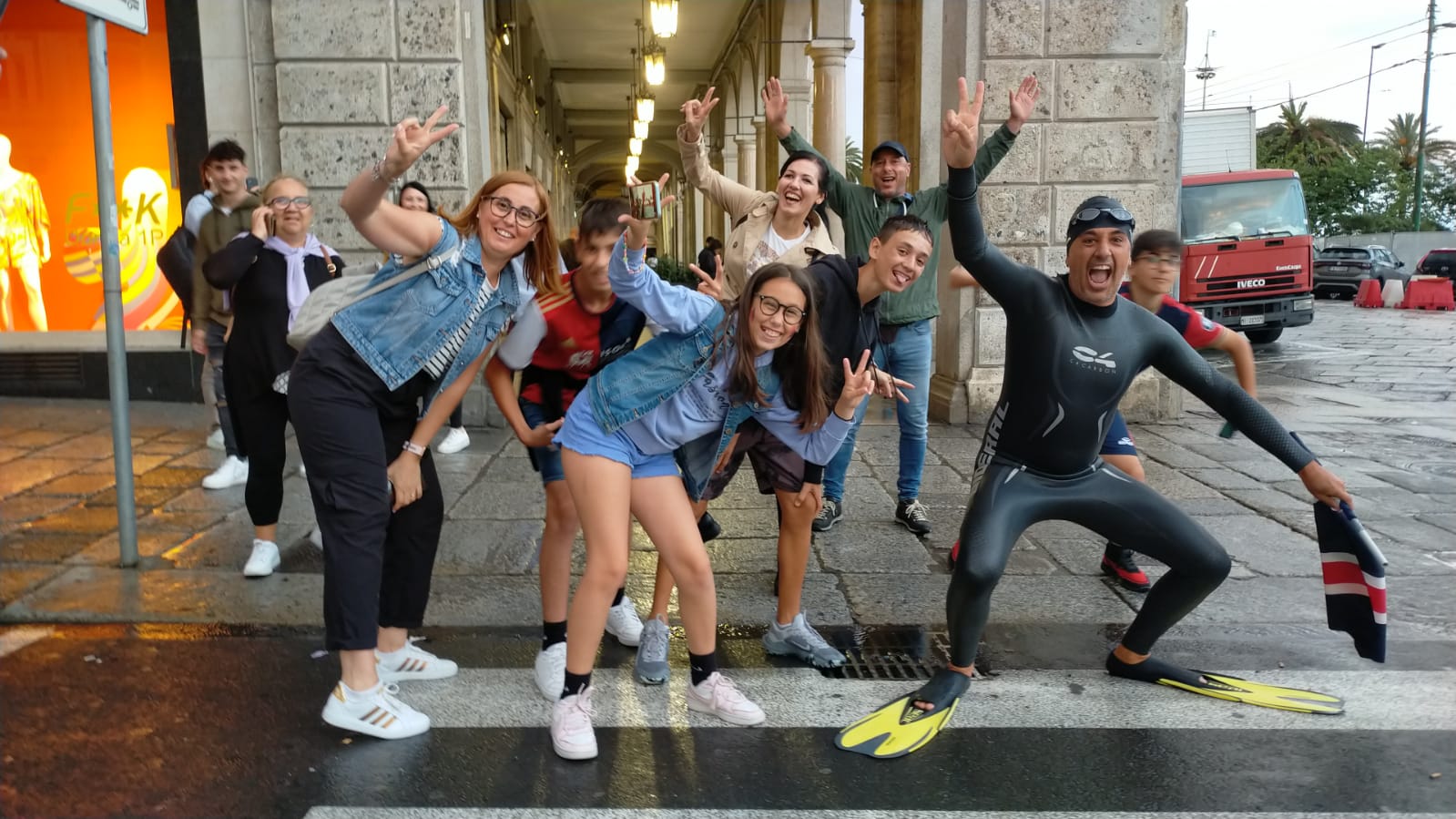Il Cagliari è in A, un 40enne festeggia così: “Vestito con muta, occhialini e pinne in via Roma”
