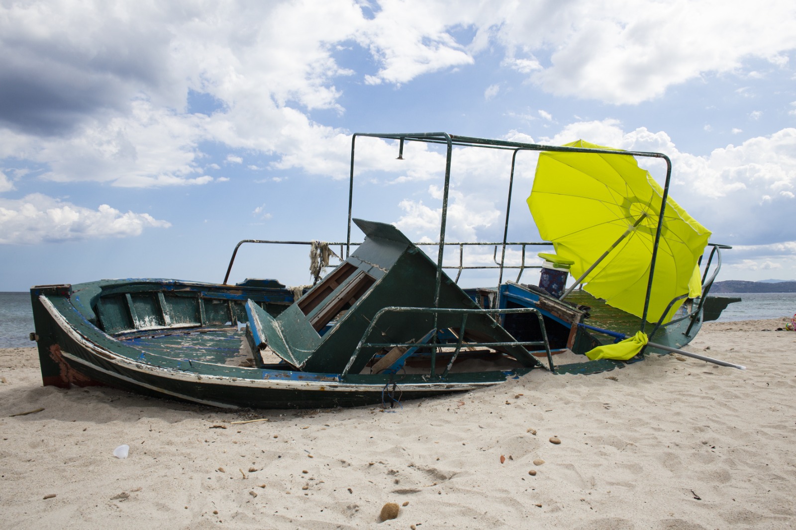 Quartu, barca incagliata sulla spiaggia da 8 mesi: chiodi arrugginiti e degrado vista mare