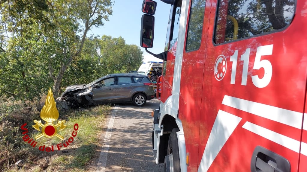 Un’auto esce di strada ad Abbasanta, un’intera famiglia di quattro persone in ospedale