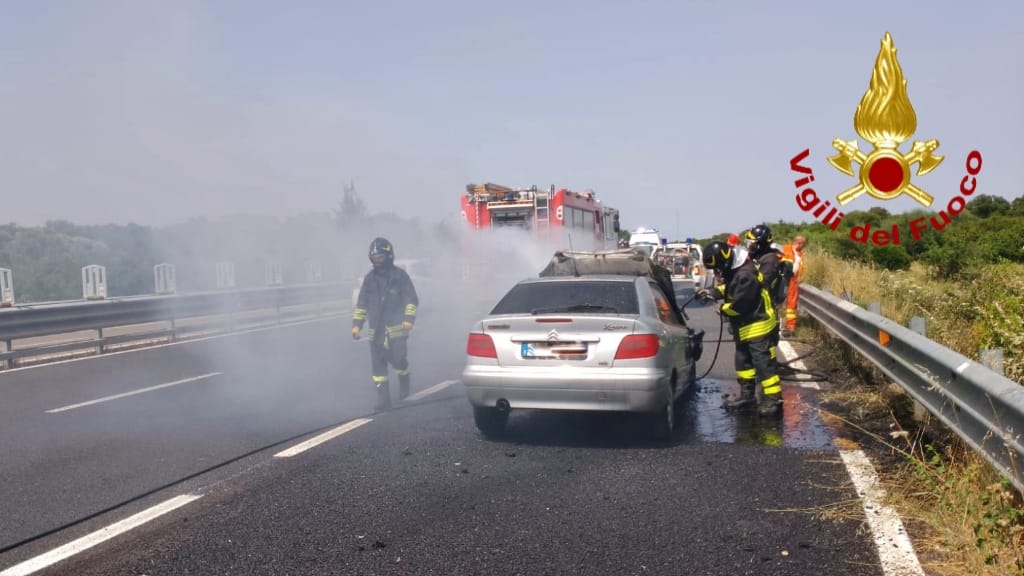 Un’auto prende fuoco all’improvviso, paura sulla Statale 131