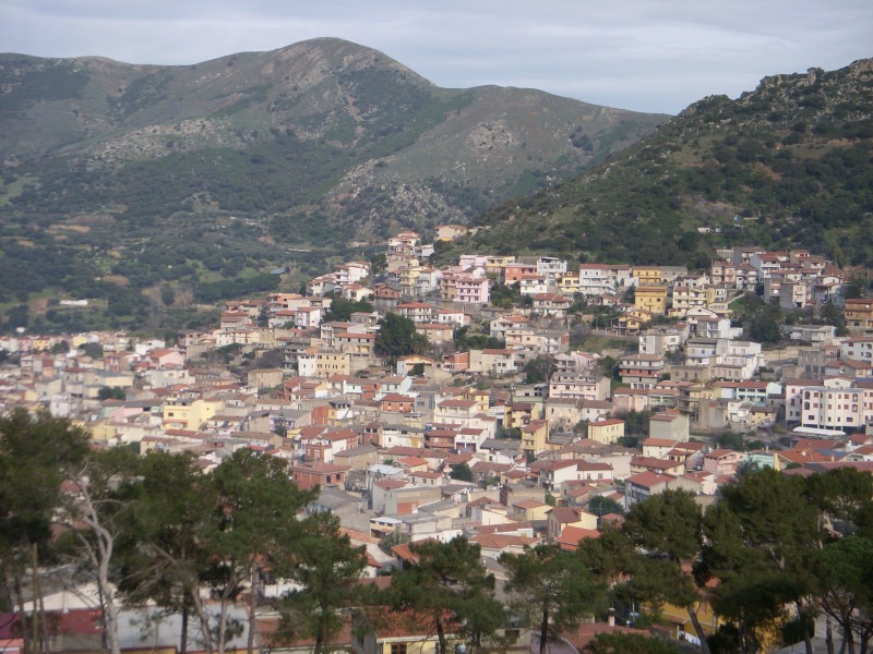 Giallo ad Arbus, uomo trovato morto in casa: si segue la pista dell’omicidio