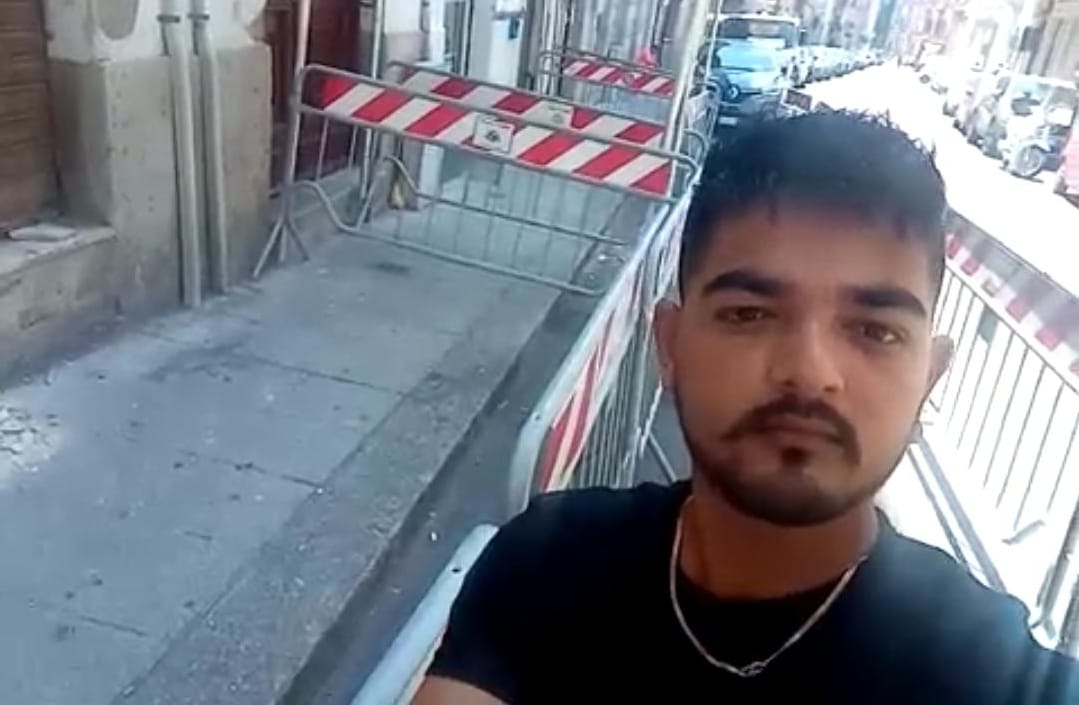 Cagliari, transenne davanti al ristorante indiano: “Incassi crollati come i cornicioni di via Angioy, liberateci”