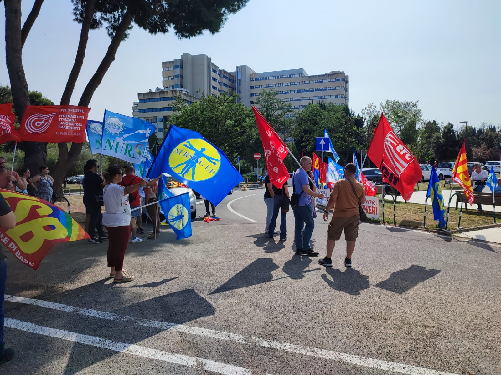 Solinas e Doria al Brotzu, l’accoglienza è delle peggiori: “Andate via e potenziate l’ospedale”