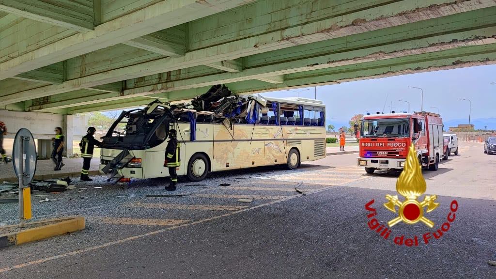 Sant’Elia, nuovo incidente: il bus colpisce in pieno il ponte di viale Ferrara, ferito il conducente