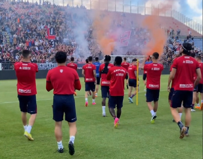 Entusiasmo alle stelle per il Cagliari, mille tifosi all’ultimo allenamento. Ranieri: “A Parma saremo macchine senza sentimenti”