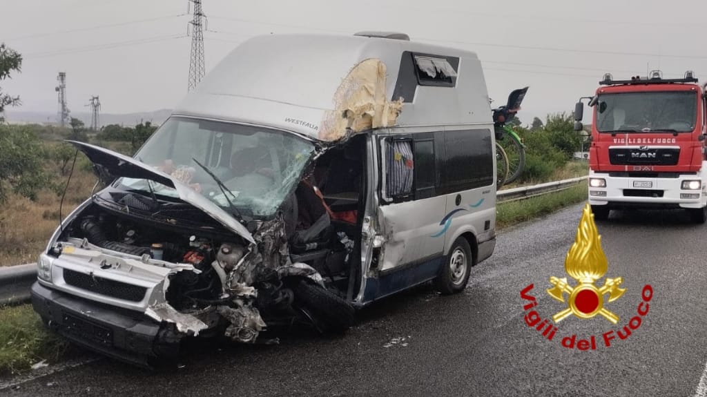 Schianto tra un camper e un mezzo pesante sulla 554 a Quartu: in cinque finiscono all’ospedale