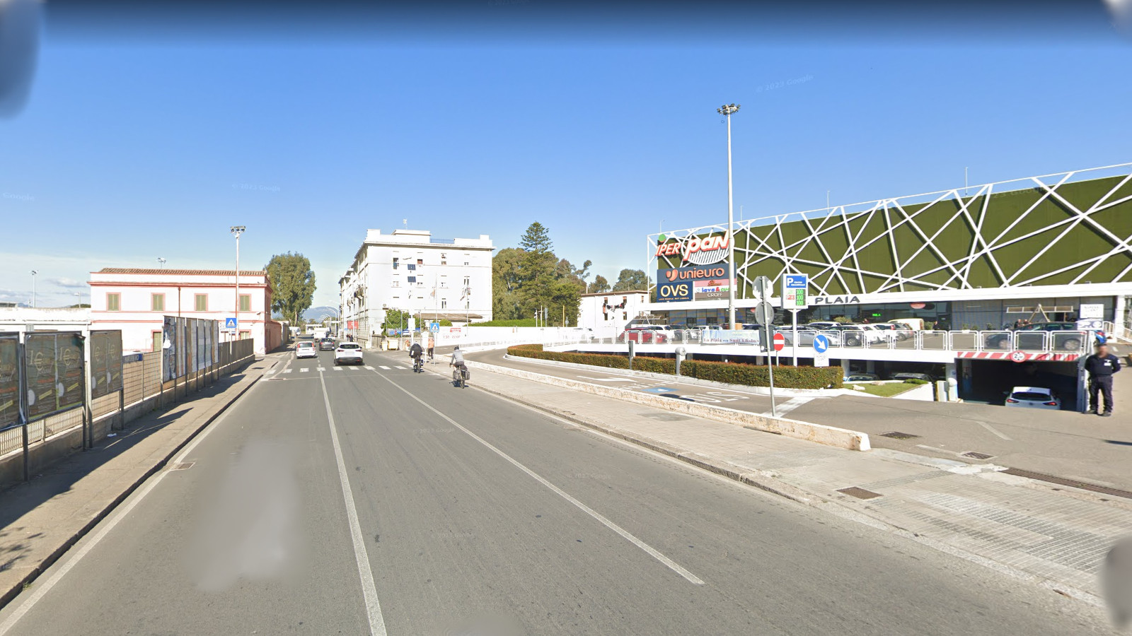 Follia a Cagliari, ruba l’auto a un’anziana e investe due donne: 43enne pregiudicato in manette