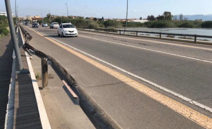 Quartu, dopo decenni nuove barriere e marciapiedi nel lungosaline: “Legno e acciaio per proteggere tutti”