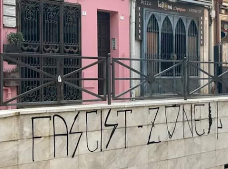 Cagliari, scritte nazifasciste alla Marina: imbrattata la parete di piazza Savoia
