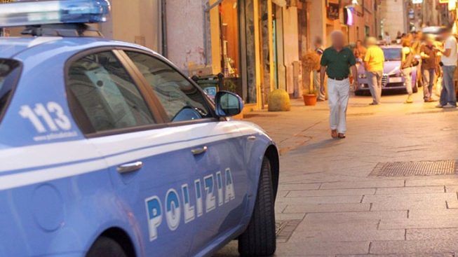 Cagliari, terrore alla Marina: coppia aggredita da 5 persone, un giovane accoltellato