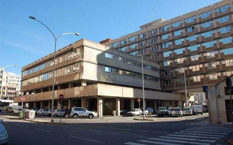 Pugni, calci e bottigliette contro un agente della municipale di Cagliari, condannato 26enne extracomunitario