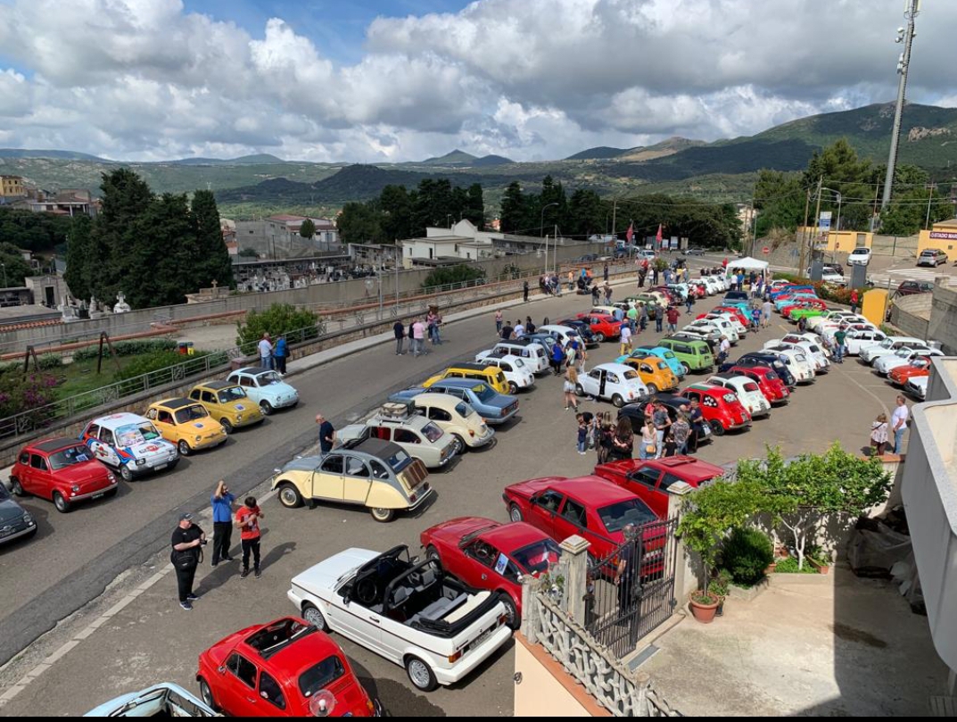 Arbus: grande successo per la prima edizione di “Degustando in 500”, raduno di auto d’epoca