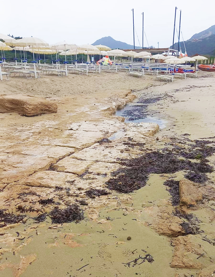 Costa Rei, antico lastricato in pietra emerge nei pressi dello Scoglio di Peppino