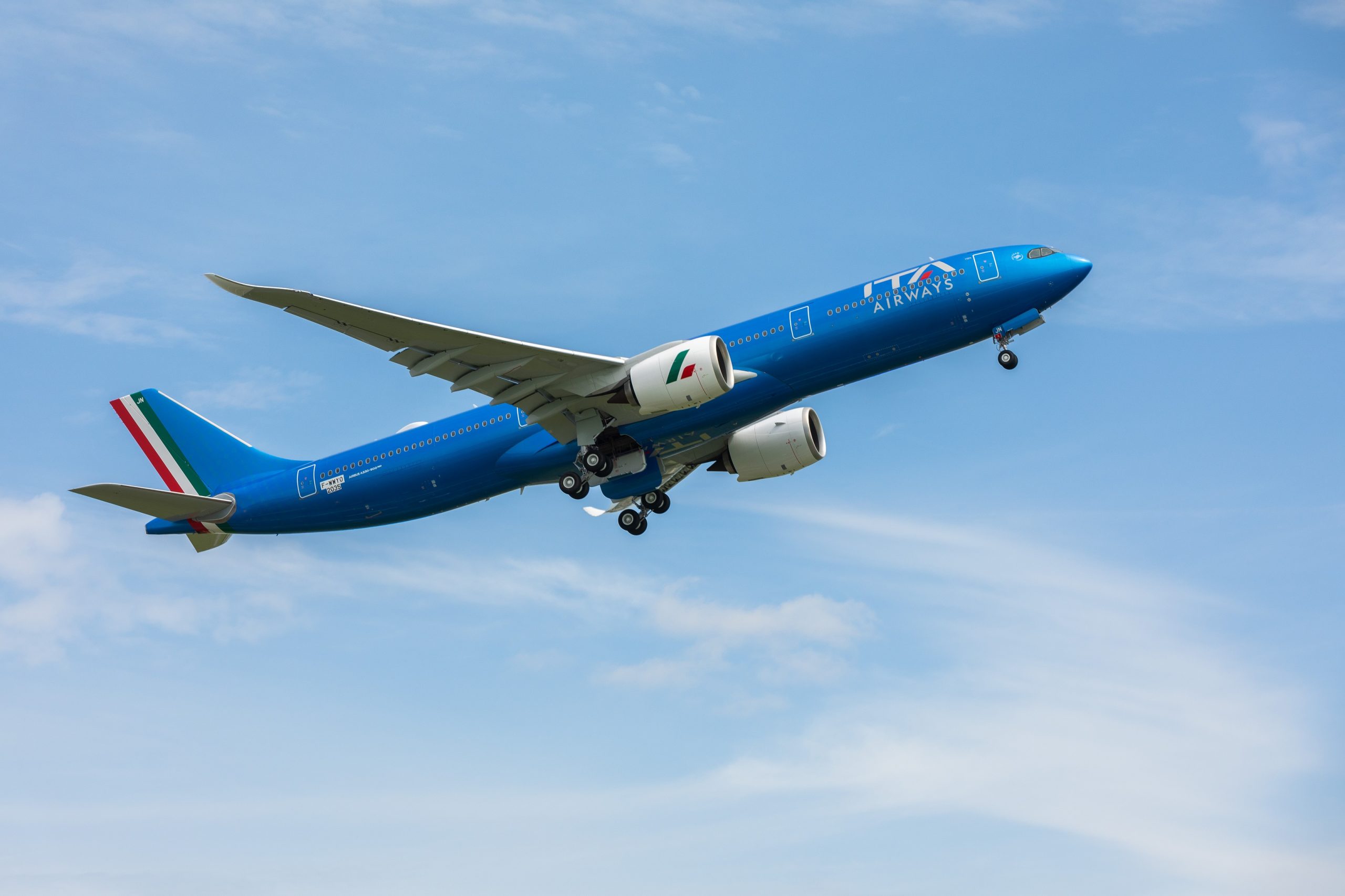 Il volo per Milano decolla da Alghero con 3 ore di ritardo, stangata sicura per Ita: “250 euro di rimborso a ogni passeggero”