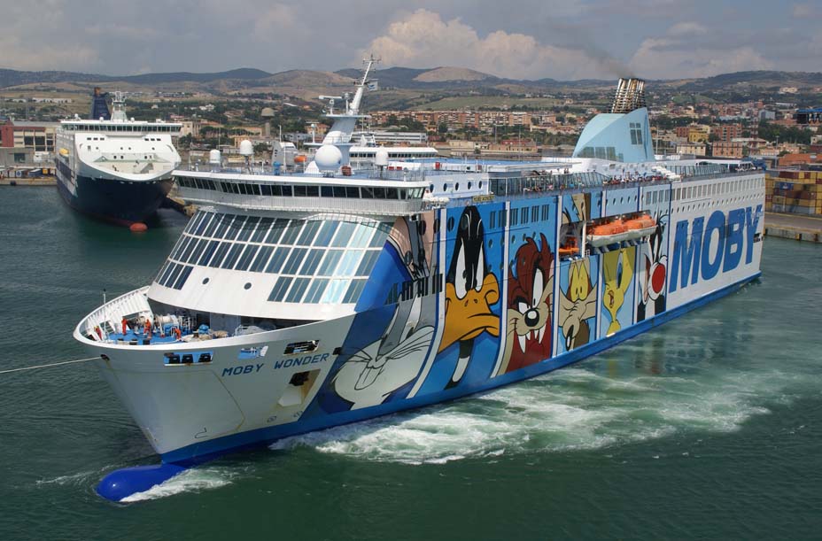 In avaria la Moby Wonder per la Sardegna, 700 passeggeri costretti a tornare a Genova col rimorchiatore