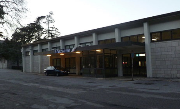 Quindicenne va sui binari, sale sul treno e viene folgorato: è in gravi condizioni