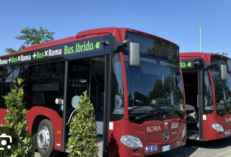 Autobus bloccato da un’anziana che spruzza spray urticante, panico tra i passeggeri