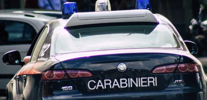 Investe due persone per vendetta e ne uccide una, 42enne in fuga